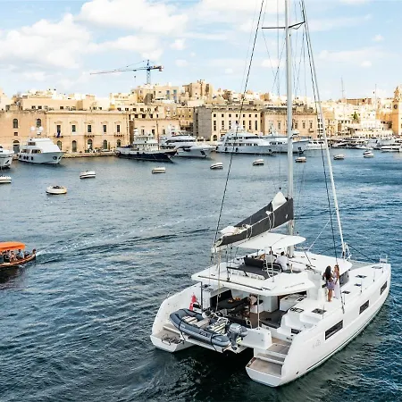 Nova Captain And Stewardess Inclueded بوتيل Gzira
